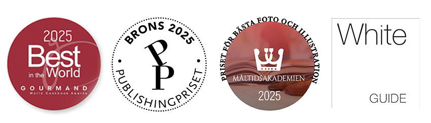 De fyra utrmärkelser som boken "Mat vin sprit kärlek" fått under 2025.